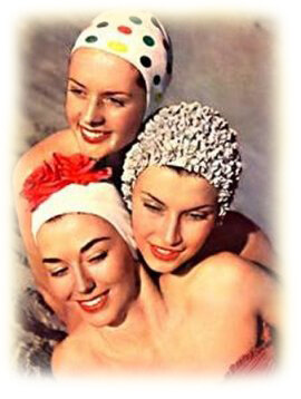 Drei Schwimmerinnen mit Blütenbadekappen, Fotografie aus den 1950er-Jahren